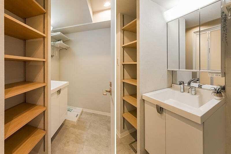 <b>左・</b>もうひとつのドアを開けると、縦に長い洗面室が。奥に洗濯機置き場があります。／<b>右・</b>シンプルな洗面台。