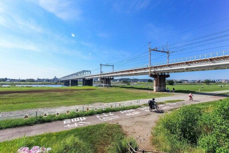 「<b>多摩川児童公園</b>」までは自転車で約６分（1.4km）ほど。徒歩でも約18分なので、お散歩がてら気軽に行ける距離です。