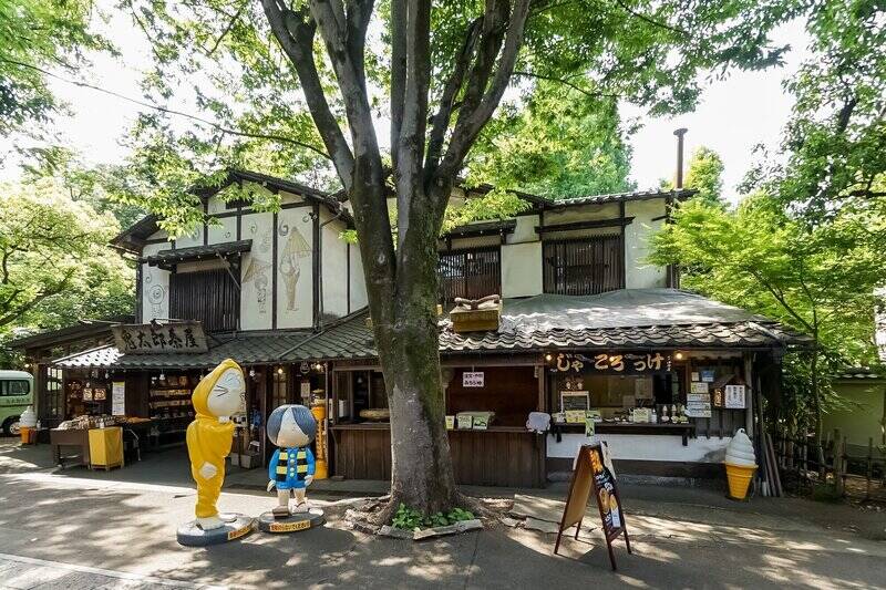 さらに、「<b>神代植物公園</b>」へは自転車で約11分（2.6km）の距離。グリーン好きならこの環境は見逃せません♡ 四季を味わいながら暮らせるって素敵ですよね。写真は公園近くの「鬼太郎茶屋」。