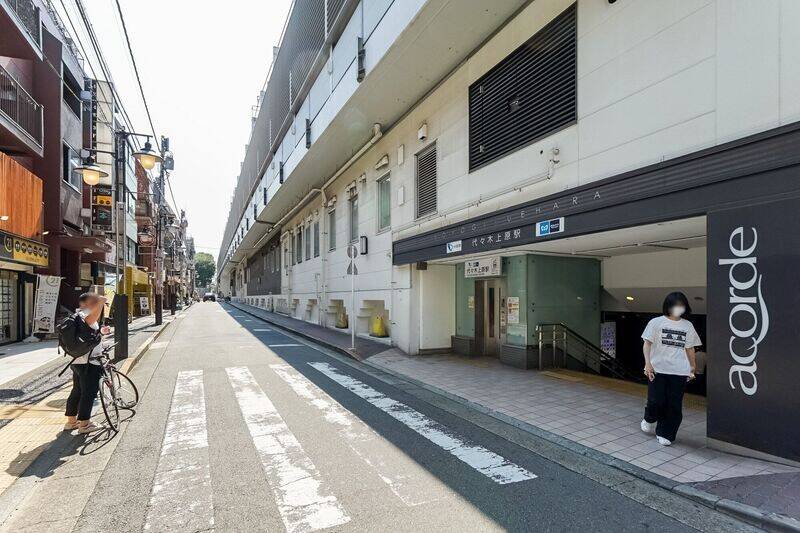 東京メトロ千代田線、小田急線が乗り入れる「代々木上原」駅から、井の頭通りを渡って歩くことたったの３分。ここでの暮らしに胸が躍ります！
