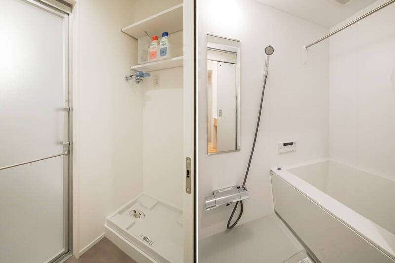 <b>左・</b>突き当たりの扉の中は脱衣所＆洗濯機置き場。／<b>右・</b>プレーンなのが逆にうれしいユニットバス。浴室乾燥機付きです。