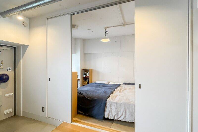 玄関横の扉をオープン。LDKとつなげて使うことも可能な、風通しのよい洋室です。