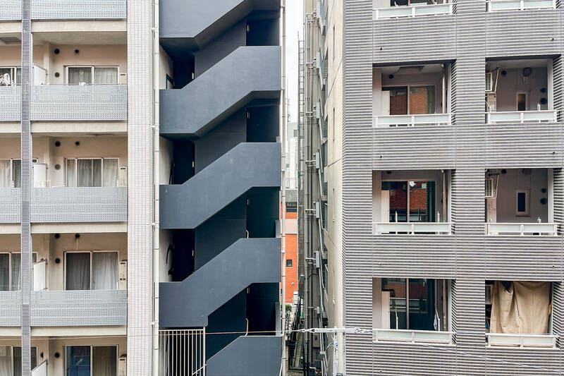 正面には高い建物があり抜けはありませんが、道路を挟んで距離が取れています。