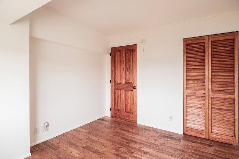 収納付きで南西に面した個室です。木製ドアの意匠にもこだわりを感じます。
