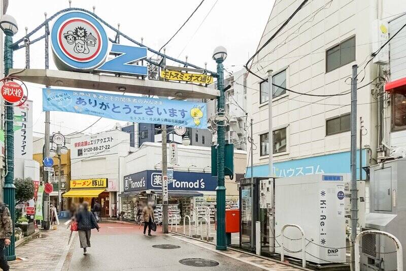 ご紹介する物件の最寄りは東横線「元住吉」駅（徒歩９分）。駅前には“オズの魔法使い” をシンボルマークにした商店街が延びています。