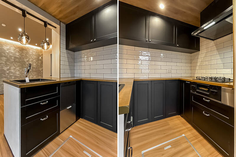 コの字型で、収納も調理スペースもたっぷりなシステムキッチン。壁の白いタイル、木目調の天板、ブラックの収納とデザイン性も◎