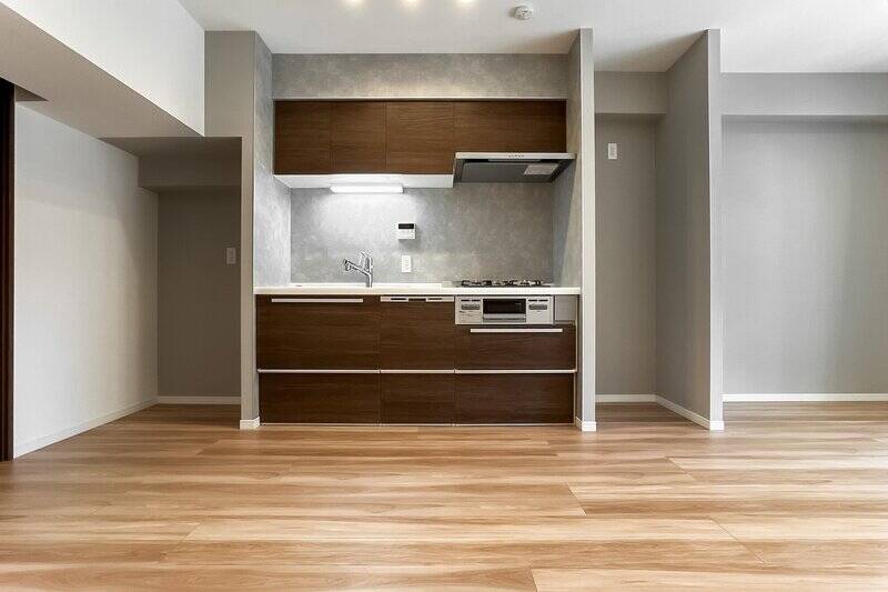 キッチンの右手に冷蔵庫置き場、左手に調理家電用のラックを置くスペースあり。食器棚なども左手の壁側に置けそうです。