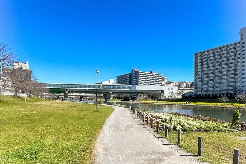 最寄り駅は都営新宿線<b>「東大島」（徒歩５分）</b>。奥に見える旧中川に跨って立つ建物が駅舎です。