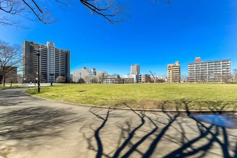 物件までは駅すぐ隣の「大島小松川公園 わんさか広場」を通るのが近道！ 奥に見える茶色の建物が目的のマンションです。