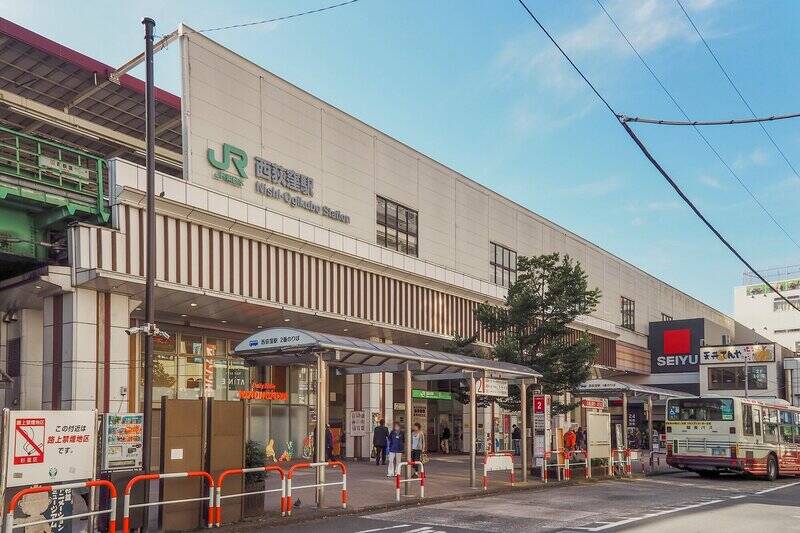 <b>最寄りは人気駅「西荻窪」（徒歩５分）</b>。街歩きの楽しさと<b>JR中央総武線・東京メトロ東西線の複数路線が使える</b>利便性が推しのエリアです。