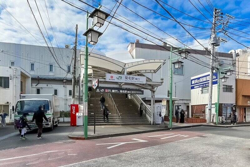 <p>最寄り駅は東急東横線・JR横浜線「菊名」。マンションまではこちらの東口を降りて、「綱島街道」を歩くこと<b>わずか３分で到着</b>します。（隠れていますが右側にエレベーター口があります！）</p>