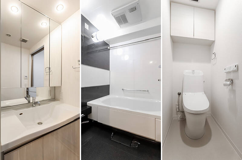 <b>左・</b>三面鏡付きの洗面台。／<b>中央・</b>モノトーンの浴室。／<b>右・</b>吊り戸棚付きのトイレ。