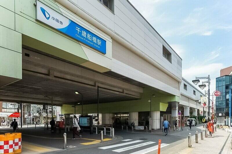 小田急線の各停・準急停車駅「千歳船橋」。新宿まで各停で約23分と都心へのアクセスは良好です。