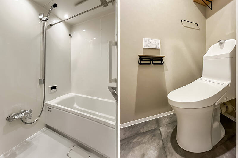 <b>左・</b>浴室は1317サイズ。マグネットで浮かせる収納ができる人気のモデルを採用！／<b>右・</b>トイレも黒のアイアンで統一感を。フチがなく、お掃除がしやすいタイプです。