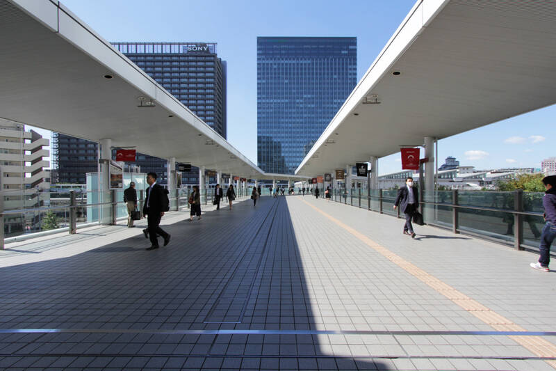 最寄りの「大崎」駅は、<b>JR山手線、埼京線、湘南新宿ライン・東京臨海高速鉄道りんかい線の４路線が利用可能</b>な駅です。写真は南口の空中デッキ。