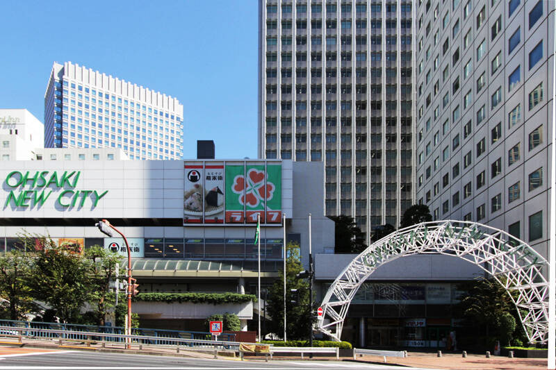 大崎と言えばビジネス街、「生活のイメージがあまり湧かないカモ……」と思った方、どうかご安心を。東口付近にある「<b>大崎ニュー・シティ</b>」が暮らしの強い味方です◎&nbsp;スーパー「LIFE」をはじめ、ドラッグストア、100円ショップ、クリーニング店など生活に必要なお店が勢揃いしています。