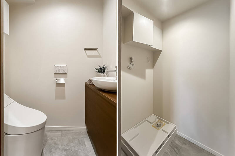 <b>左・</b>トイレの対面には手洗いカウンターがあります。／<b>右・</b>キッチン奥にある洗濯機置き場。