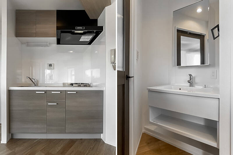 <b>左・</b>コンパクトなキッチン。コンロは２口です。／<b>右・</b>廊下から入ってすぐの場所に洗面台が設置されています。サッと手洗いできるのはいいですね！