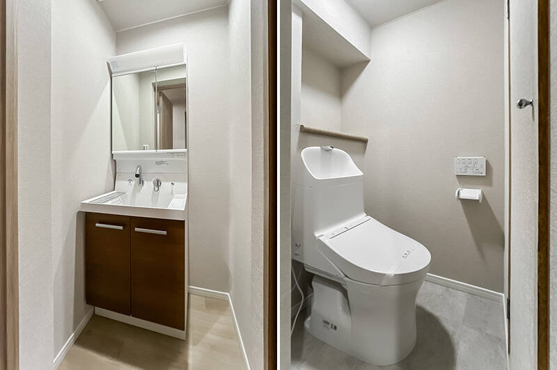 <b>左・</b>洗面室は独立していて、玄関の横にあります。／<b>右・</b>トイレは手洗い器付きです◎
