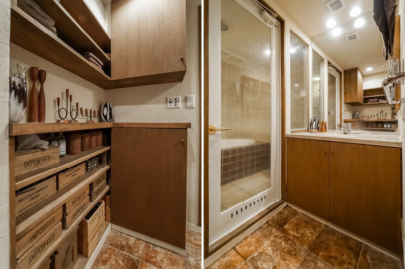 <b>左・</b>洗面室には小物を飾ったりアイロンをかけたりできるカウンター収納が設けられています。／<b>右・</b>洗面台も床もブラウンで統一。浴室との間仕切りは透明で、より空間にゆとりを感じます。