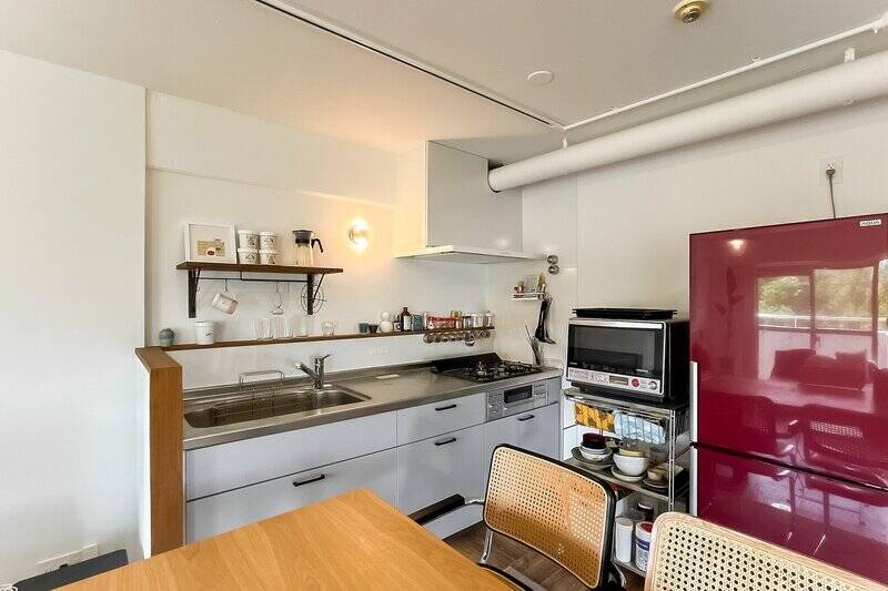 壁付けタイプのキッチン。両サイドに余白があるので調理家電やカップボードなど、レイアウトの自由度は高めです。