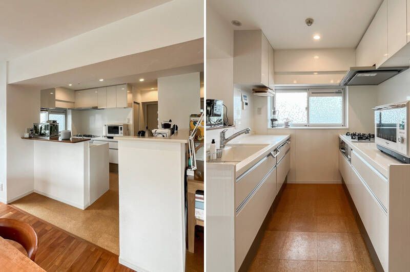 <b>左・</b>キッチンスペースの床は保温性のあるコルク床。漆喰の腰壁で手元や雑多なものが見えないように工夫されています。／<b>右・</b>窓付きで明るいⅡ型のキッチン。作業スペースが広い！
