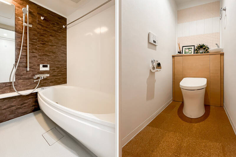 <b>左・</b>1318サイズの浴室。幅広のバスタブはご家族一緒に湯船に浸かれそう。／<b>右・</b>廊下側にあるトイレ。床はコルク材で、便器の奥に手洗いカウンターが備わっています。