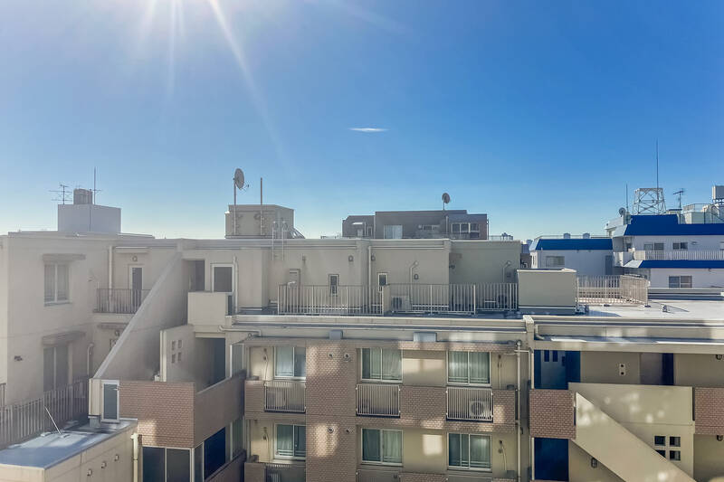 ５階所在の住戸の眺めは青空と建物のハーフ＆ハーフ。向かいの建物とは距離が取れているため、日当たりは良好です◎