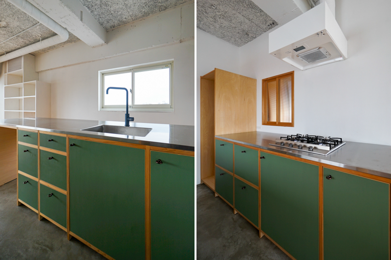 グリーンの塗装が可愛い、収納たっぷりのキッチン。水栓やコンロはスタイリッシュなデザインのものが採用されています。冷蔵庫置き場はややコンパクトなので購入時にはご注意ください。