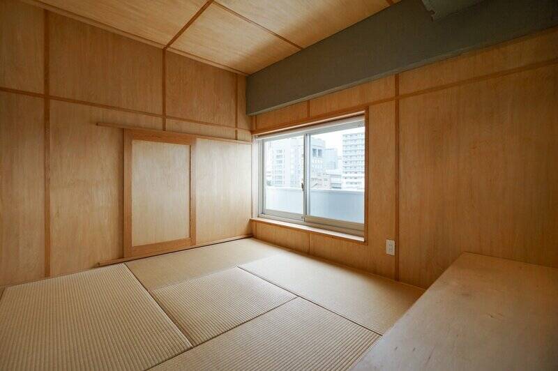 こちらは約4.4帖の和室です。木の温もりと畳の柔らかさに、ふーっと心がリラックスしていくのを感じます。