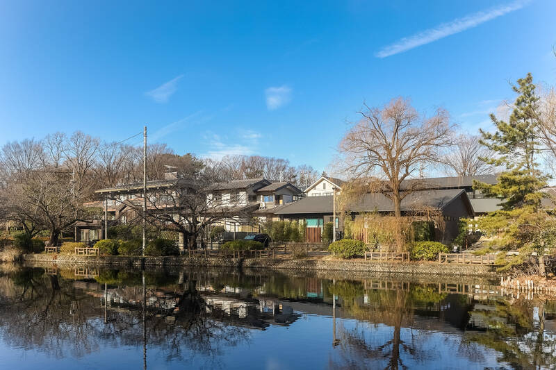 今回ご紹介する物件は、公園にある石神井池近くに建つマンション。池に近い一帯は、このように大きな邸宅が建ち並びどこか別荘地を思わせます。