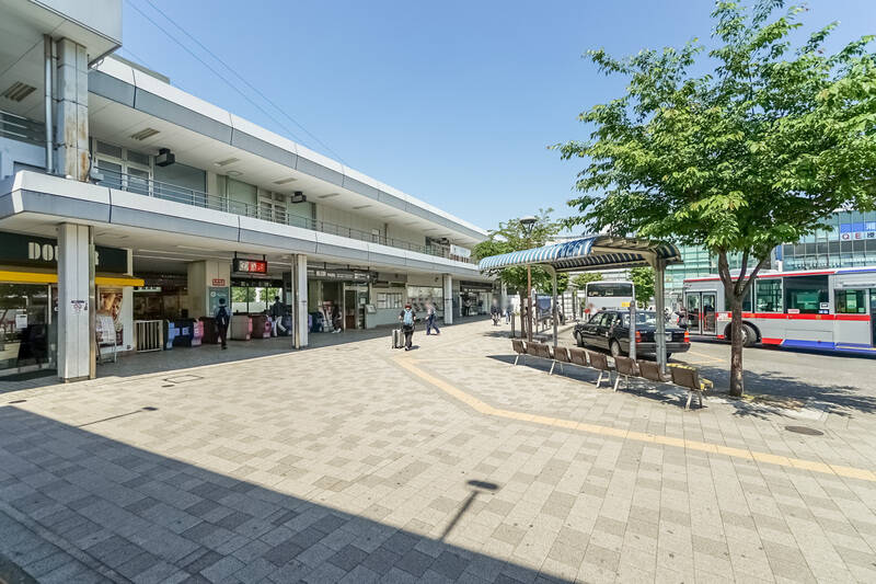 最寄駅は<b>東急田園都市線「鷺沼」駅（徒歩５分）</b>。駅周辺は綺麗に整備され、大型スーパー「フレルさぎ沼」をはじめ、生活に便利な施設が集まっています。詳しいスポット情報は記事後半にて！