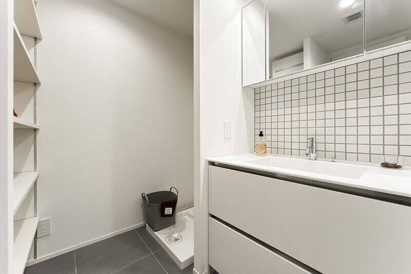 モノトーンで統一されたスマートな雰囲気の洗面室。うれしい可動棚付きです。