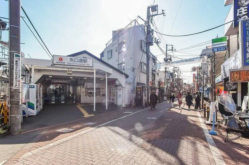 最寄りは東急多摩川線「矢口渡」駅（徒歩13分）。駅前には商店街が。のどかで暮らしやすそうな雰囲気が漂っています。