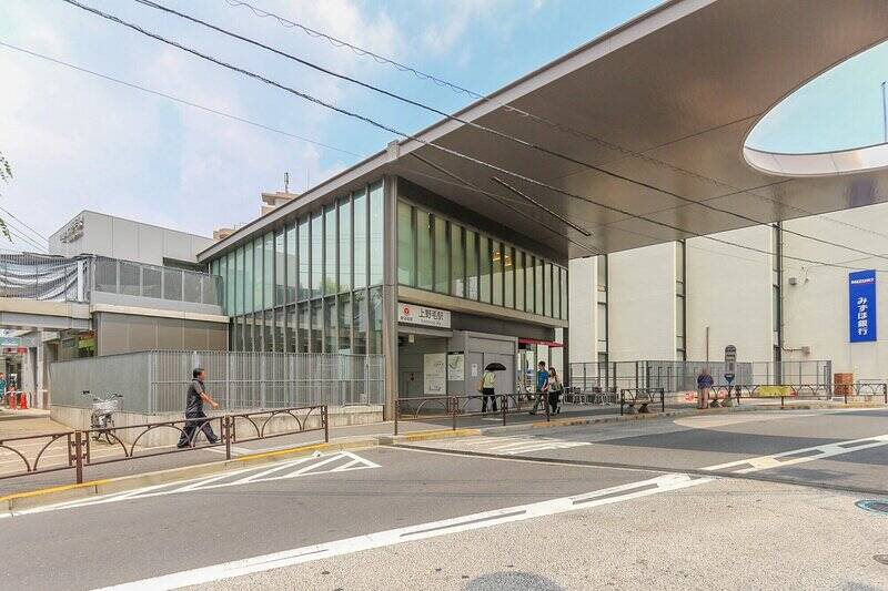 <p>最寄り駅の<b>東急大井町線「上野毛」駅</b>は、建築家・安藤忠雄氏デザインのモダンな駅舎が有名です。（徒歩６分）&nbsp;</p>