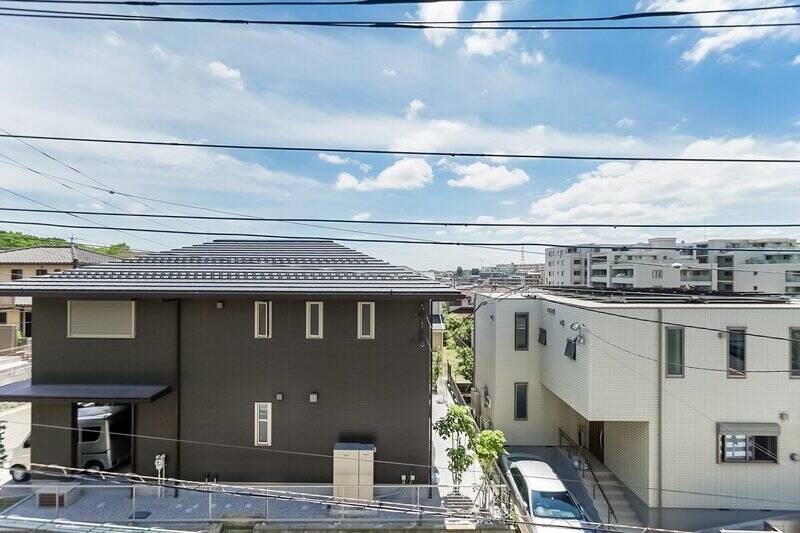 こちらはマンション３階の住戸です。道路を挟んだお向かいの住宅より背が高く、大きな空を眺めることができます。向かい合う格好のバルコニーもないので、視線に神経質になる必要もなさそう。