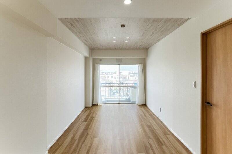 床と天井は木目調、壁は白とメリハリが効いています。