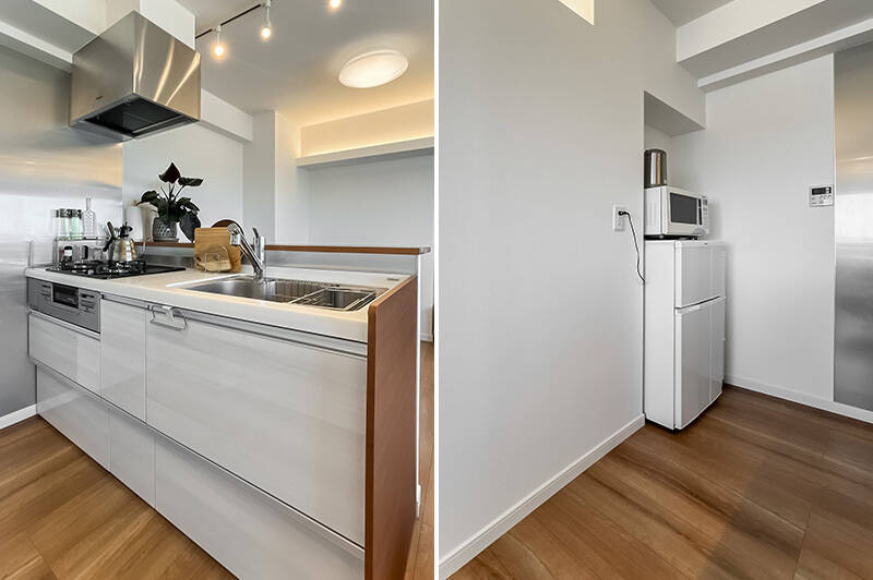 <b>左・</b>キッチンは全体的にコンパクト。／<b>右・</b>冷蔵庫は壁にすっぽり収めるスタイル。見た目にもかわいいです◎
