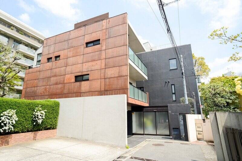 今回ご紹介するのは、2007年に竣工したコーポラティブハウスの一室。東急田園都市線「駒沢大学」駅から歩くこと５分。閑静な住宅街で圧倒的な存在感を放っています。