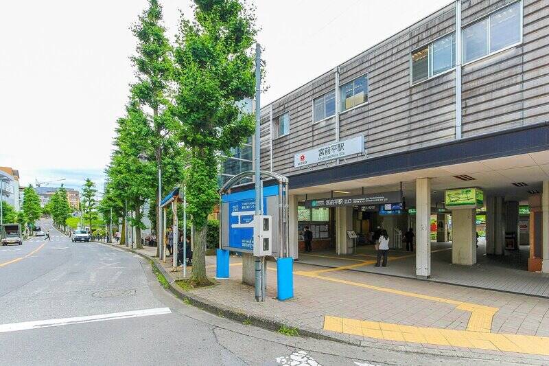 最寄り駅は東急田園都市線「宮前平」（徒歩９分）。「渋谷」までは乗車時間約26分、「二子玉川」までは約9分でダイレクトアクセス可能です。