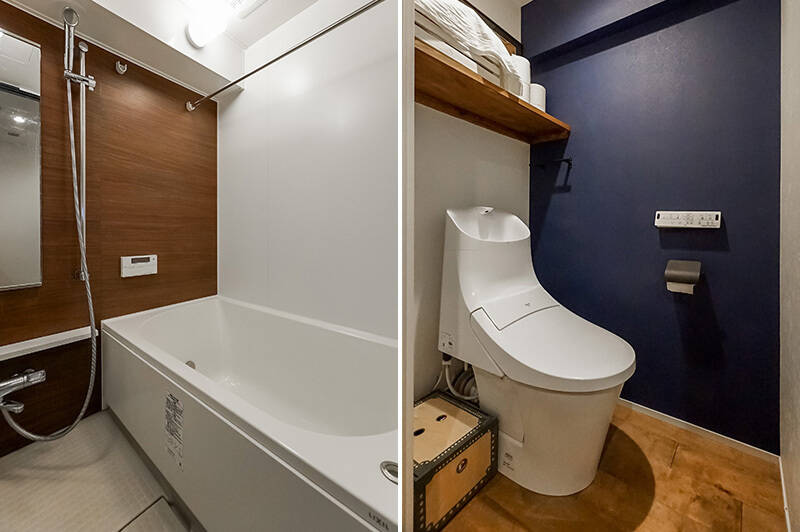 <b>左・</b>浴室乾燥機付きのバスルーム。／<b>右・</b>ネイビーが映えるトイレ。