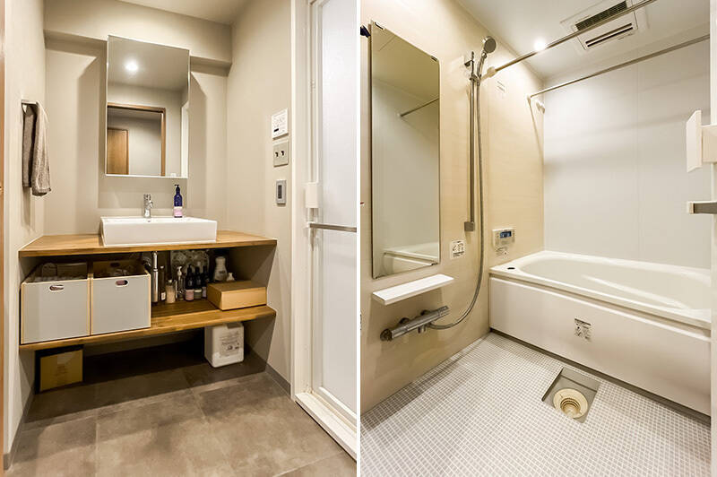 <b>左・</b>シンプルでスッキリとした洗面脱衣室。木のカウンターに置き型洗面ボウルが素敵です。／<b>右・</b>ユニットバスは1317サイズ。
