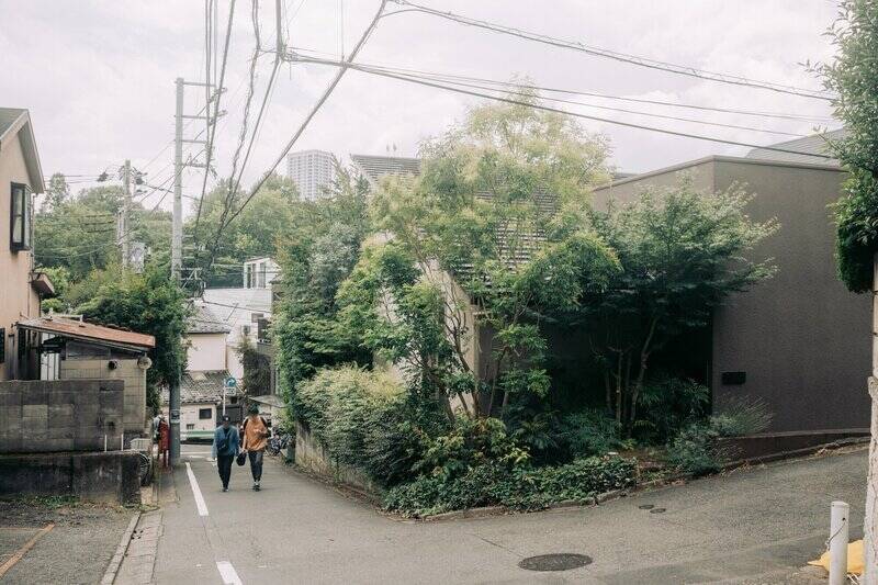 こちらは、建物を出てすぐに突き当たる丁字路の風景。