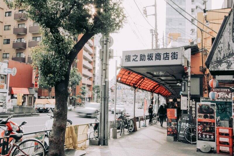 目黒通りに向かえば、飲食店の建ち並ぶ「権之助商店街」やセンスのいい家具が揃う「インテリアストリート」など、豊かな暮らしを彩るスポットが多数。