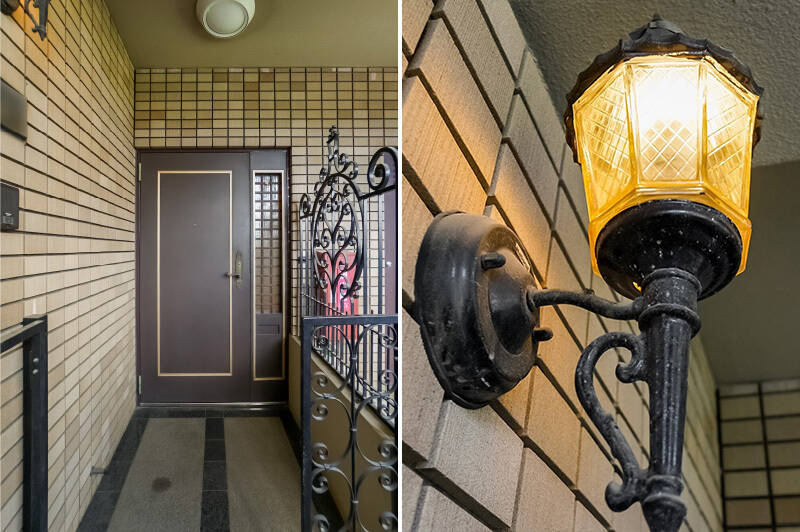 <b>左・</b>玄関扉の前には石貼りの専用ポーチが。アイアンゲートのヨーロピアンな意匠が可愛い！／<b>右・</b>門灯もアンティークなムード。