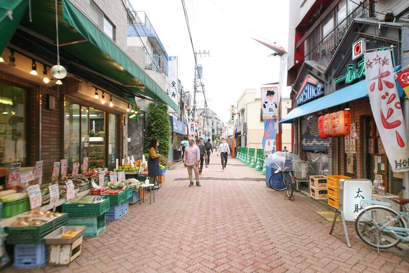 最寄りの「方南町」駅（徒歩７分）からマンションに向かう途中には「方南銀座商店街」が延びています。イベントが定期的に行われる、活気のある商店街なんですよ！