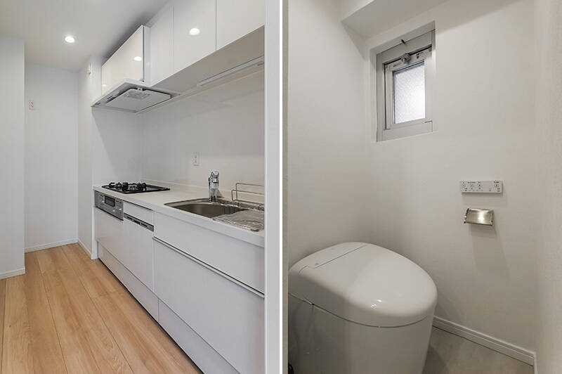 <b>左・</b>清潔感のあるキッチン。３口コンロと食洗機付きです。／<b>右・</b>トイレはタンクレス。小窓も備わっています。