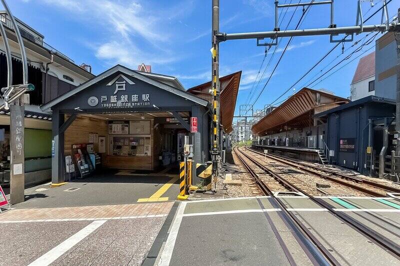 2016年に90年ぶりにリニューアルした「戸越銀座」駅。ホームに降りるたびに木のあたたかみのある駅舎が出迎えてくれるって、いいなぁ。