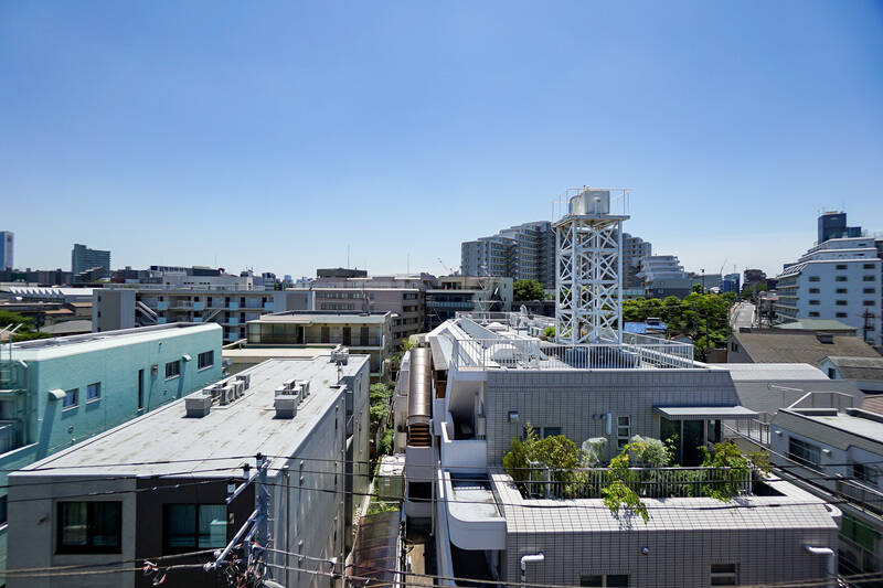 うーん、空が大きい！　周囲に視界を遮るような建物は無く、見晴らし良好＆日当たり良好です。