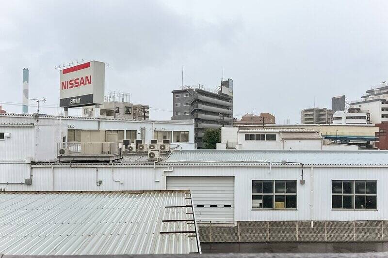 この日はあいにくの雨でしたが、南西向きなので日当たりは期待できそう！ 自動車販売店の敷地が広がっていますが、背の高い建物はなく空が広く仰げます。